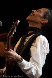 Shuggie Leaning Back - Early in gig - 5923